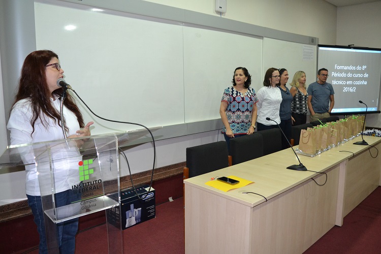 Professores entregaram lembranças aos formandos durante solenidade de conclusão do curso.